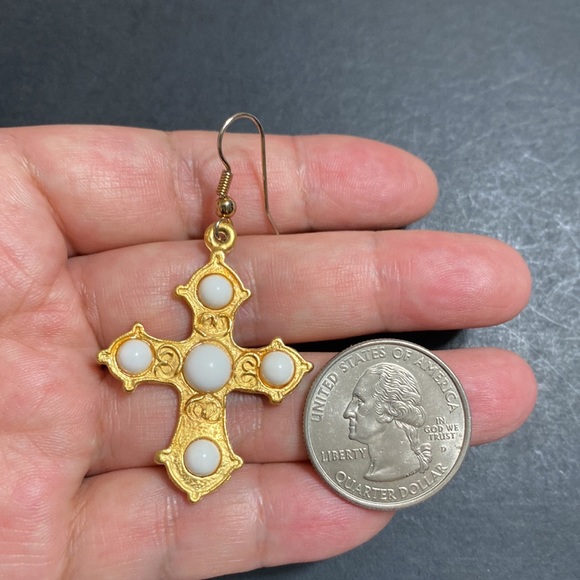 🖤Vtg💕Matte gold cross earrings - Picture 6 of 9